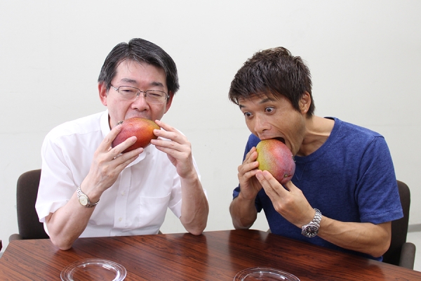 むいていないマンゴーを食べる米谷先生とむかない安藤