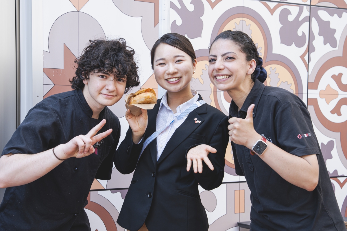 マルタパビリオンのカフェで働くシェフと堀木さん