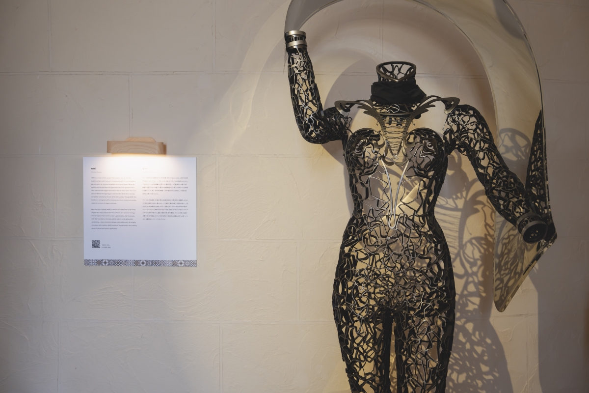 マルタの伝統的な女性の衣服「オネッラ」を現代アートに落とし込んだ作品