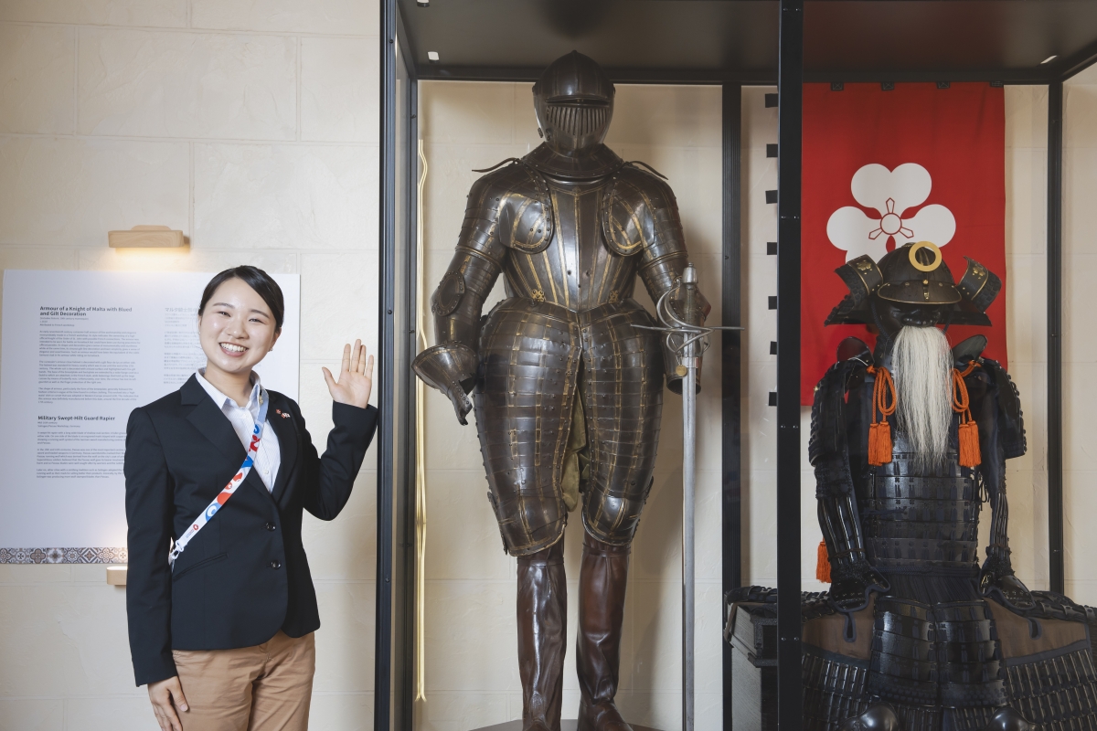 マルタと日本の甲冑と写る堀木さん