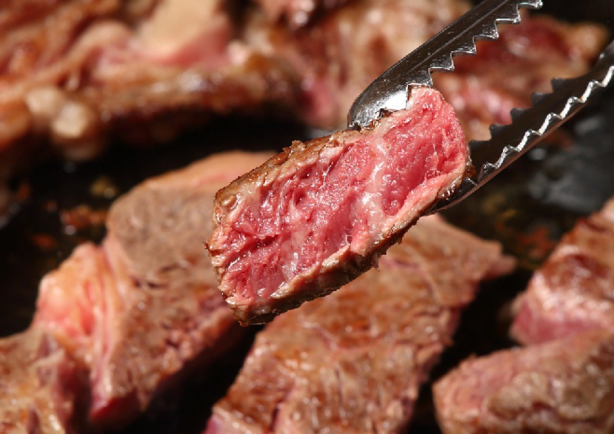 焼き加減レアの肉