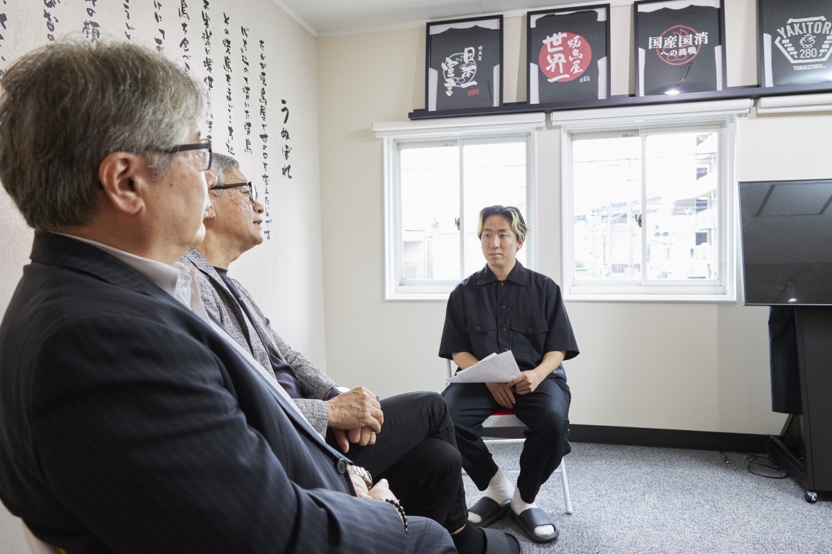 社長たちの話を聞く西さん""