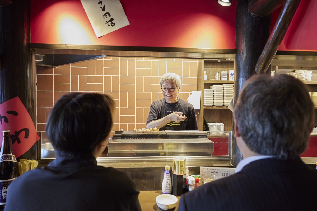 創業当時の様にカウンターに立つ大倉社長