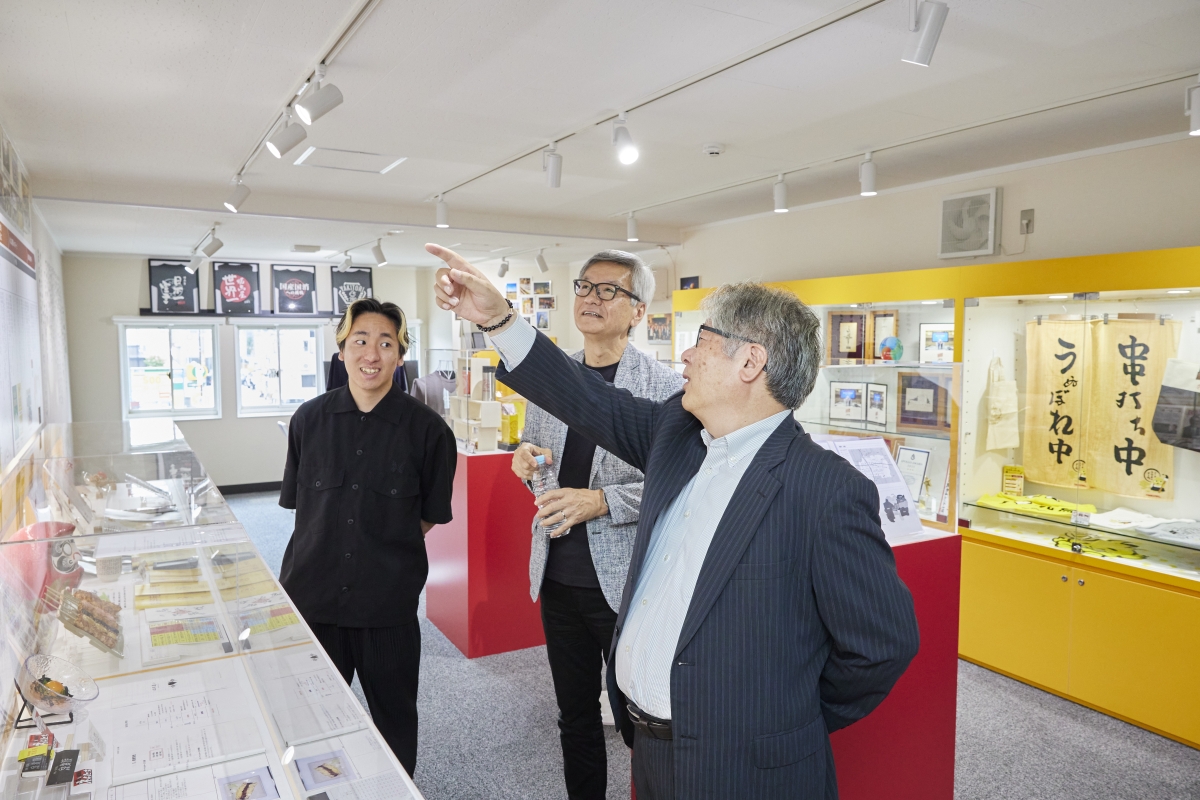 年表を見て思い出話をする大倉社長と青木社長