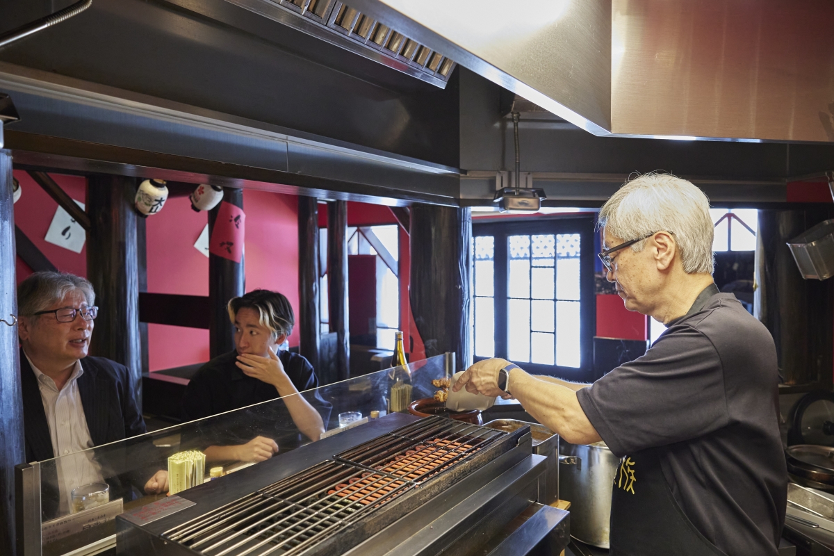 焼鳥を焼く大倉社長