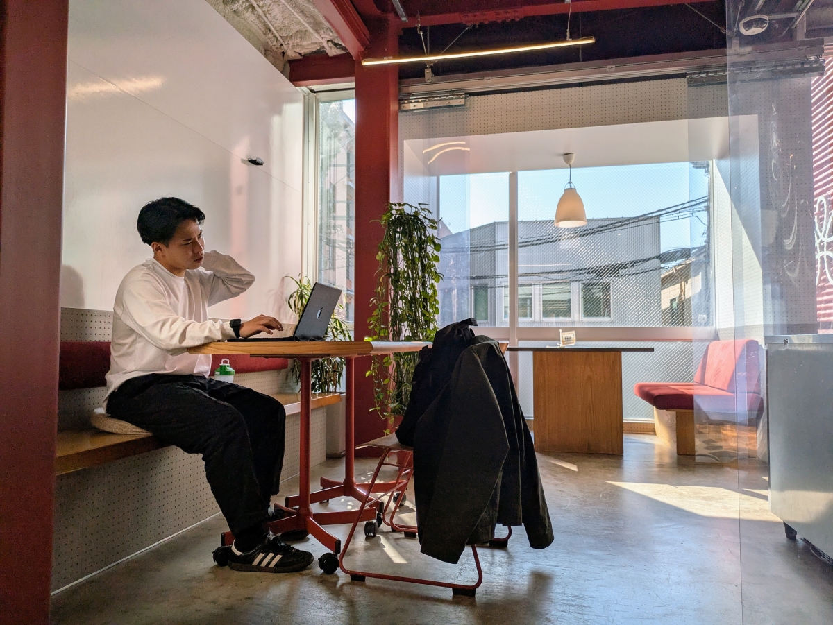 仕事中の越智さん