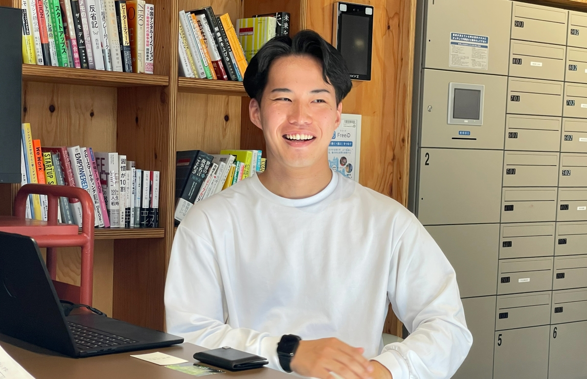 笑顔で話す越智さん