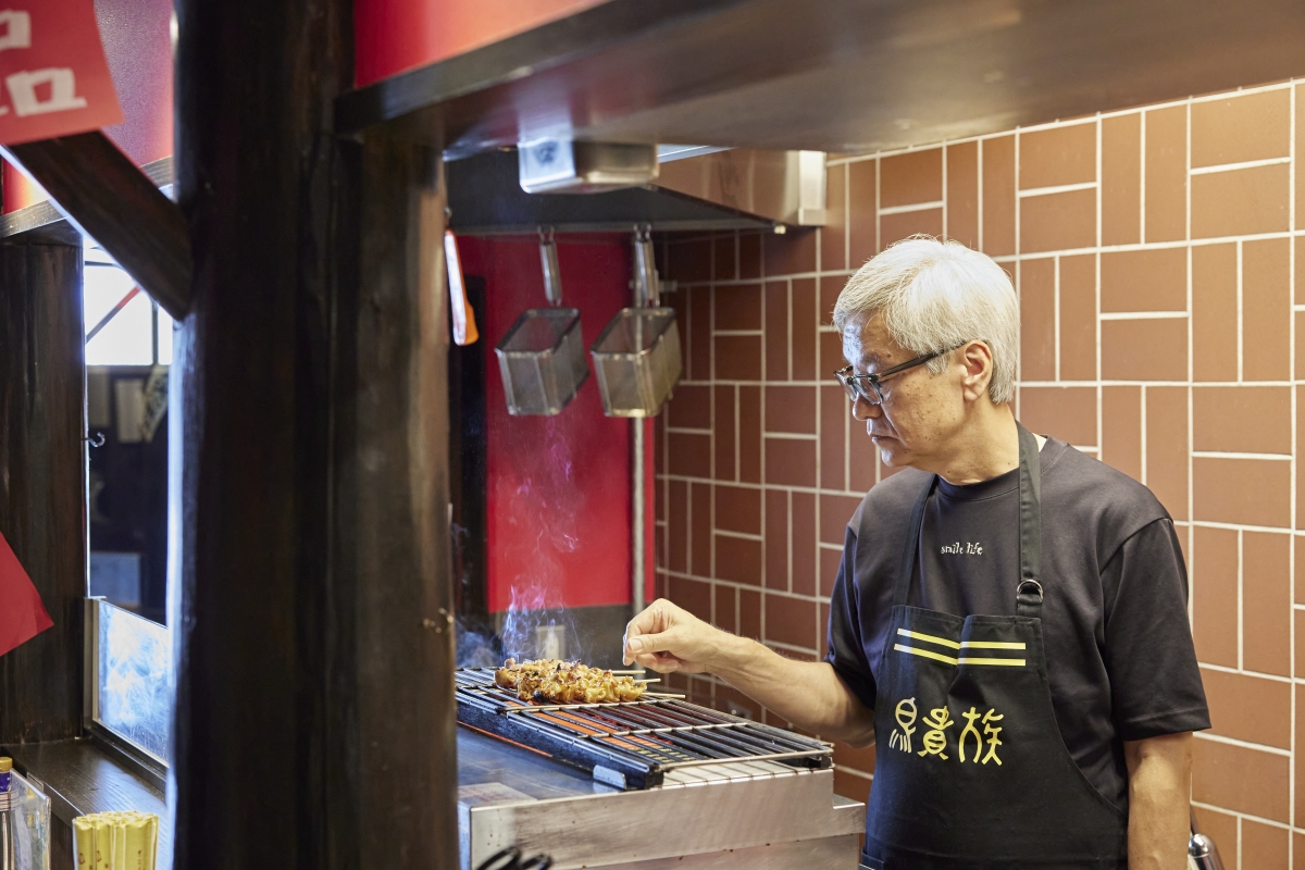 焼鳥を焼く大倉社長