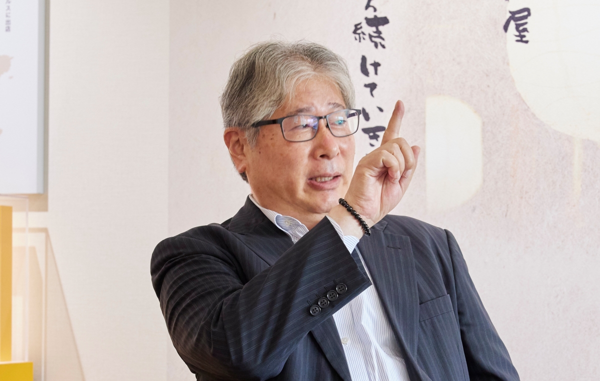 近大に通っていた頃の話をする青木社長