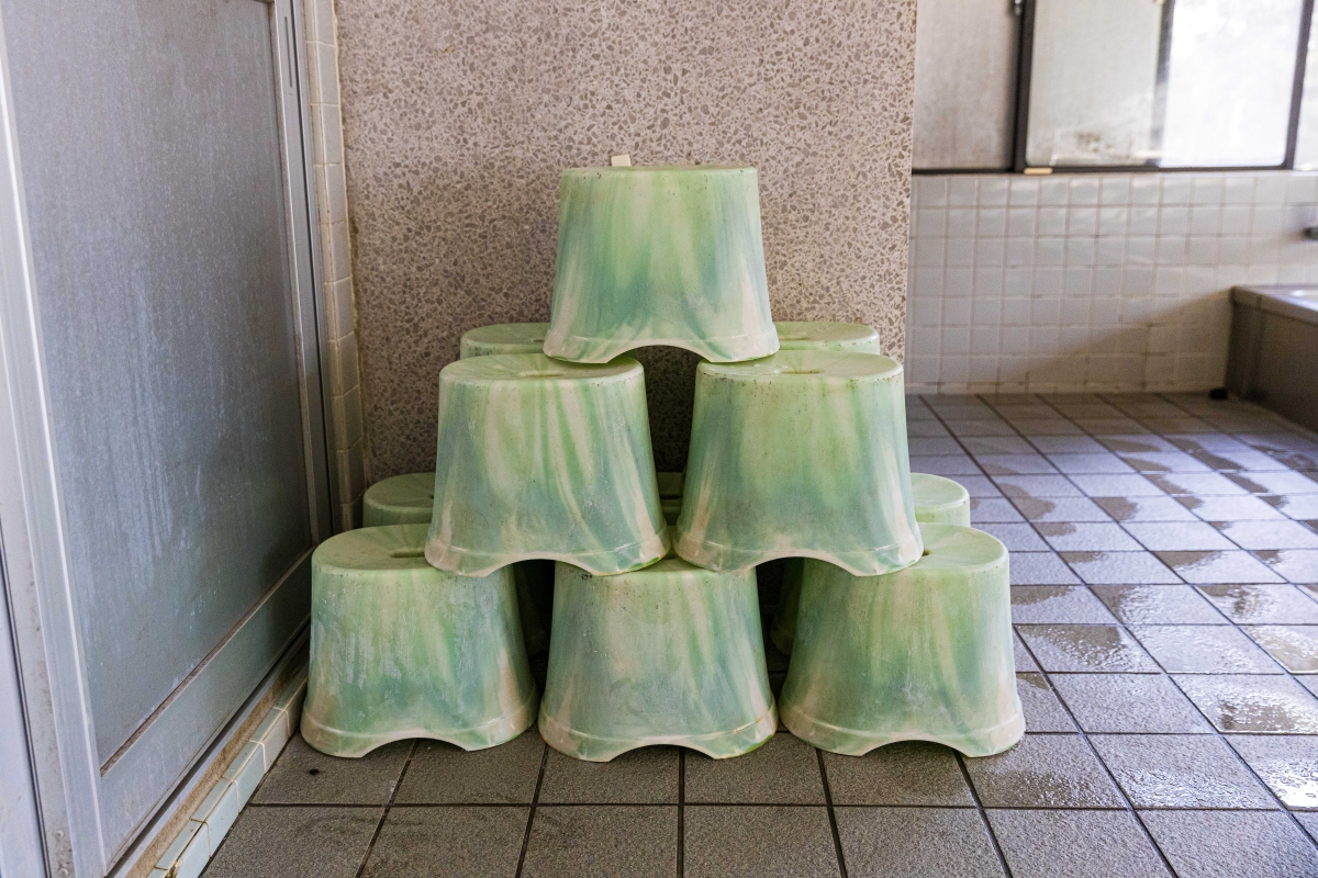 大浴場の隅に積まれた椅子