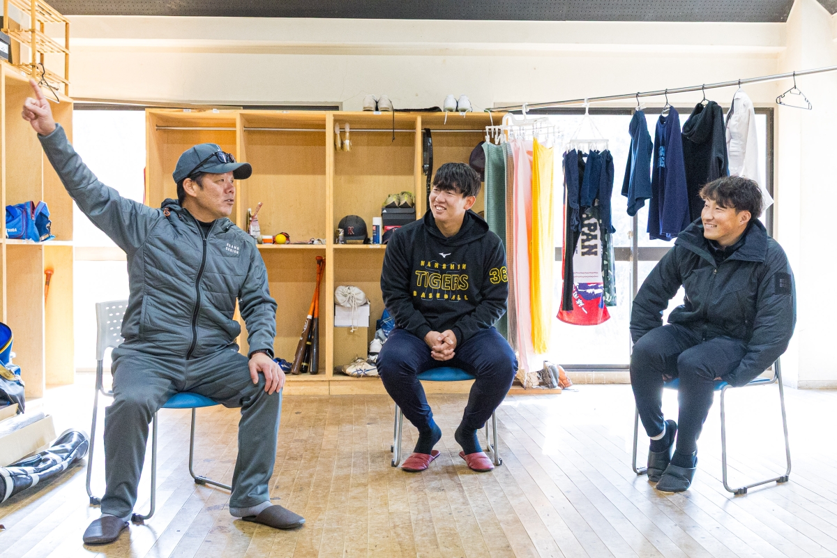 藤井コーチの話を聞く畠選手、小深田選手