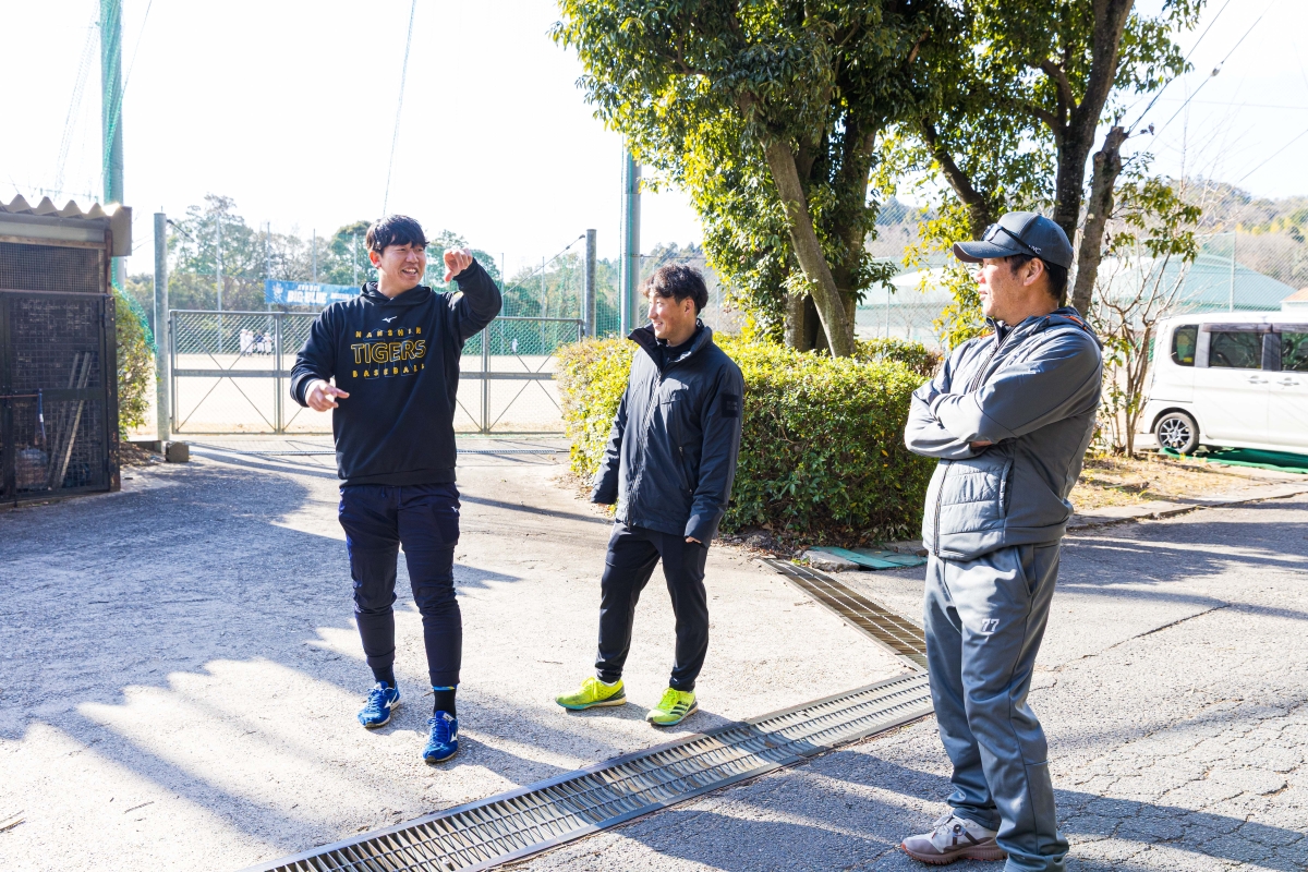 外で語り合う藤井コーチ、畠選手、小深田選手