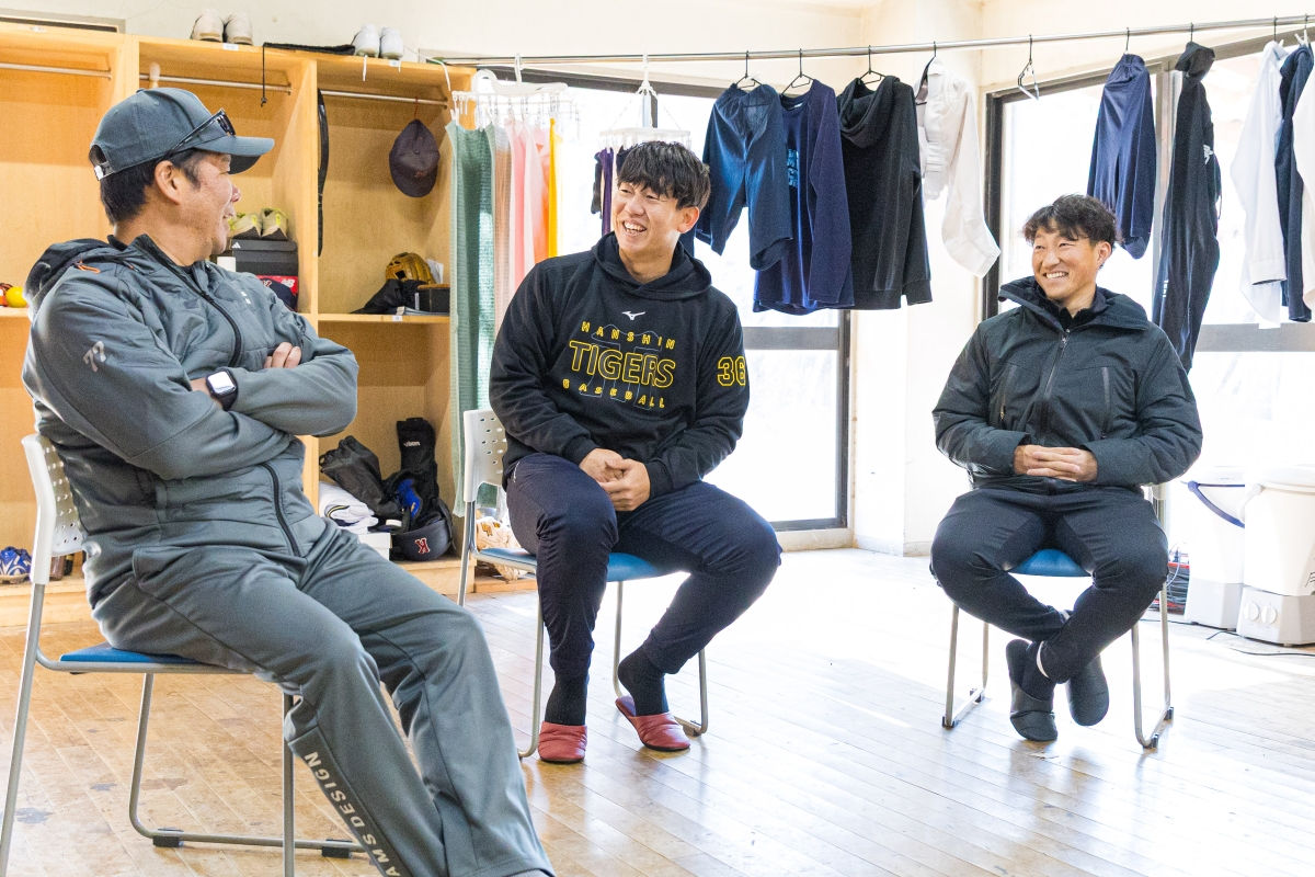 笑顔で語り合う藤井コーチ、畠選手、小深田選手