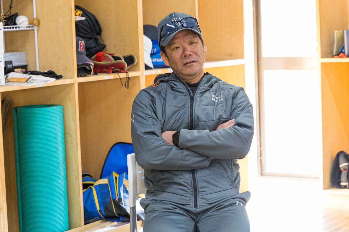 腕組みをする藤井コーチ