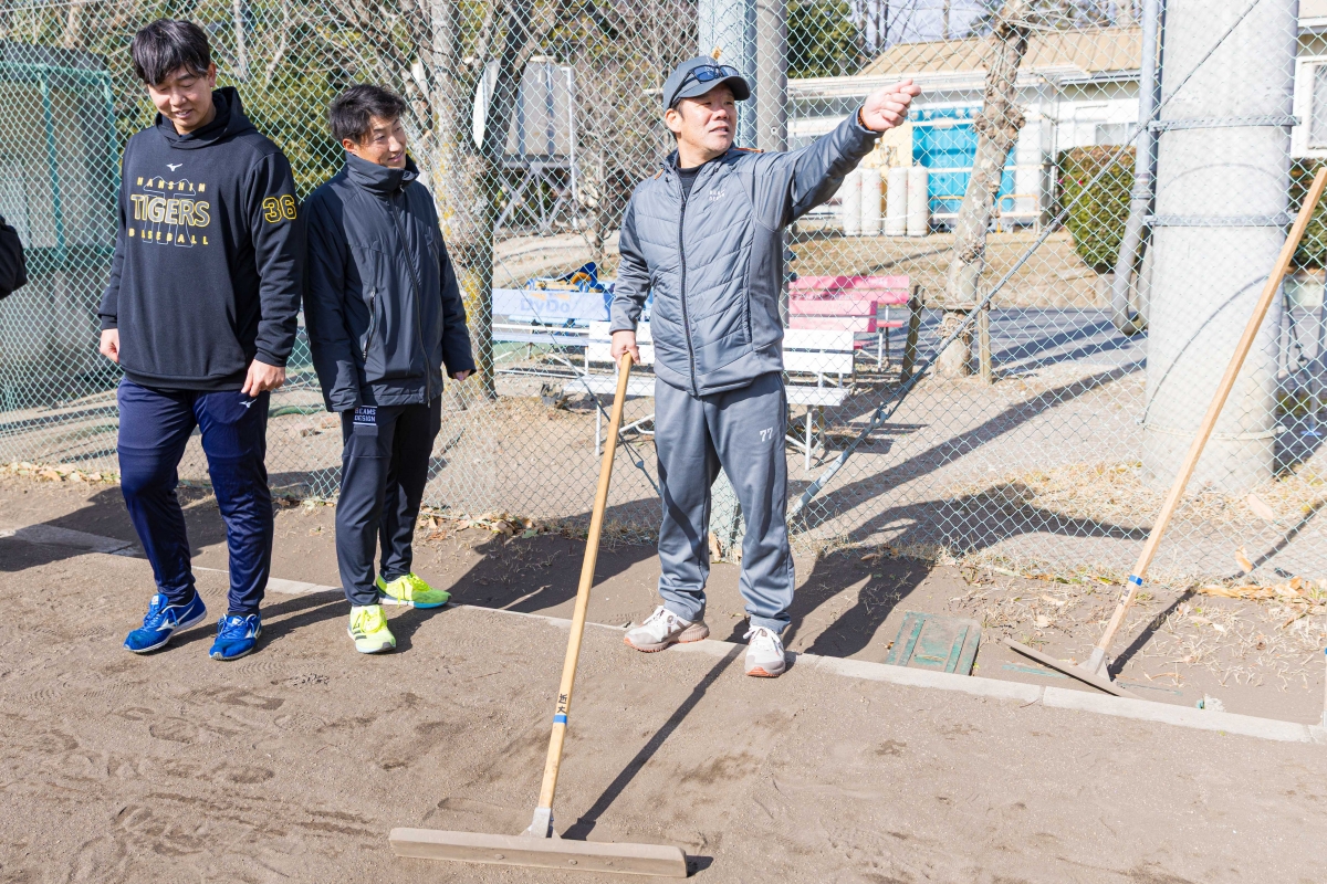 トンボを持つ藤井コーチ