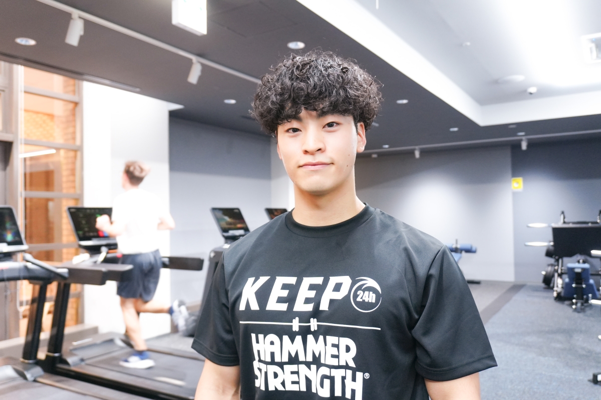 KEEP公式Tシャツを着た元山さんの写真