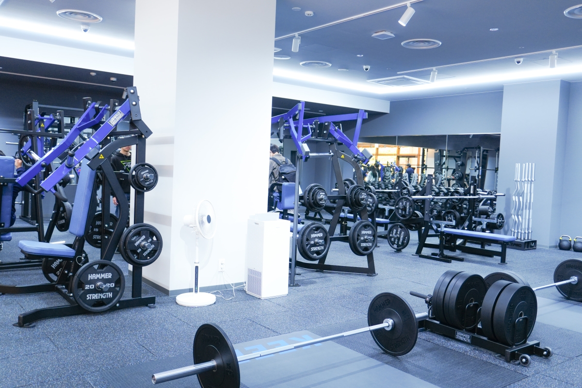 青と黒を基調にした、おしゃれでかっこいいデザインの「KEEP」の風景