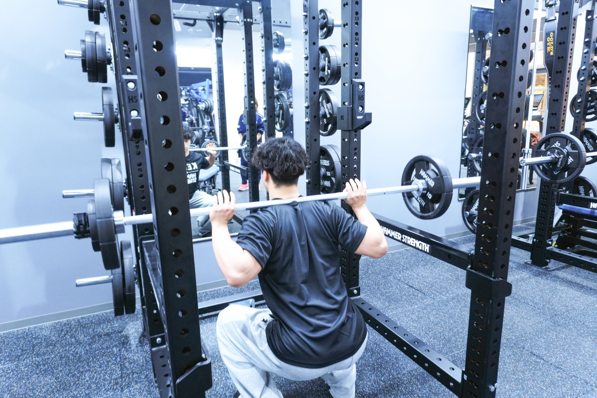 パワーラックでスクワットをする元山さんの様子