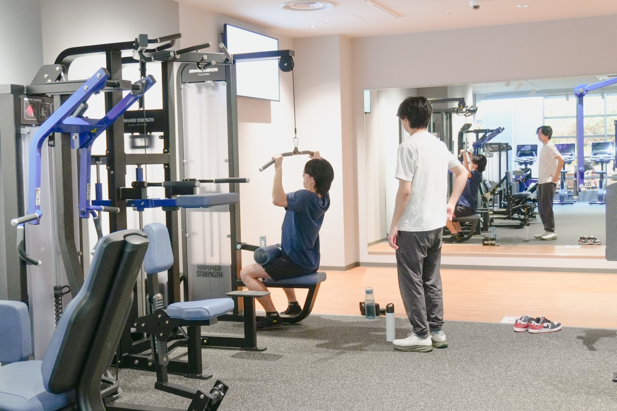 KEEPのマシンでトレーニングをする男子学生の様子