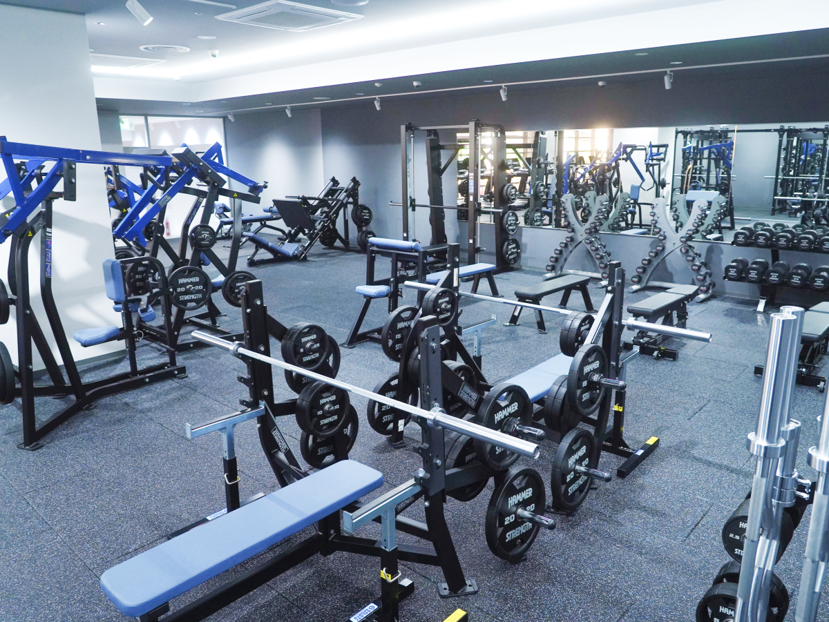 リニューアルオープンしたばかりのトレーニング施設「KEEP」の様子。マシンはゆとりをもって並べられ、ダンベルは重量50kgまで揃っています。