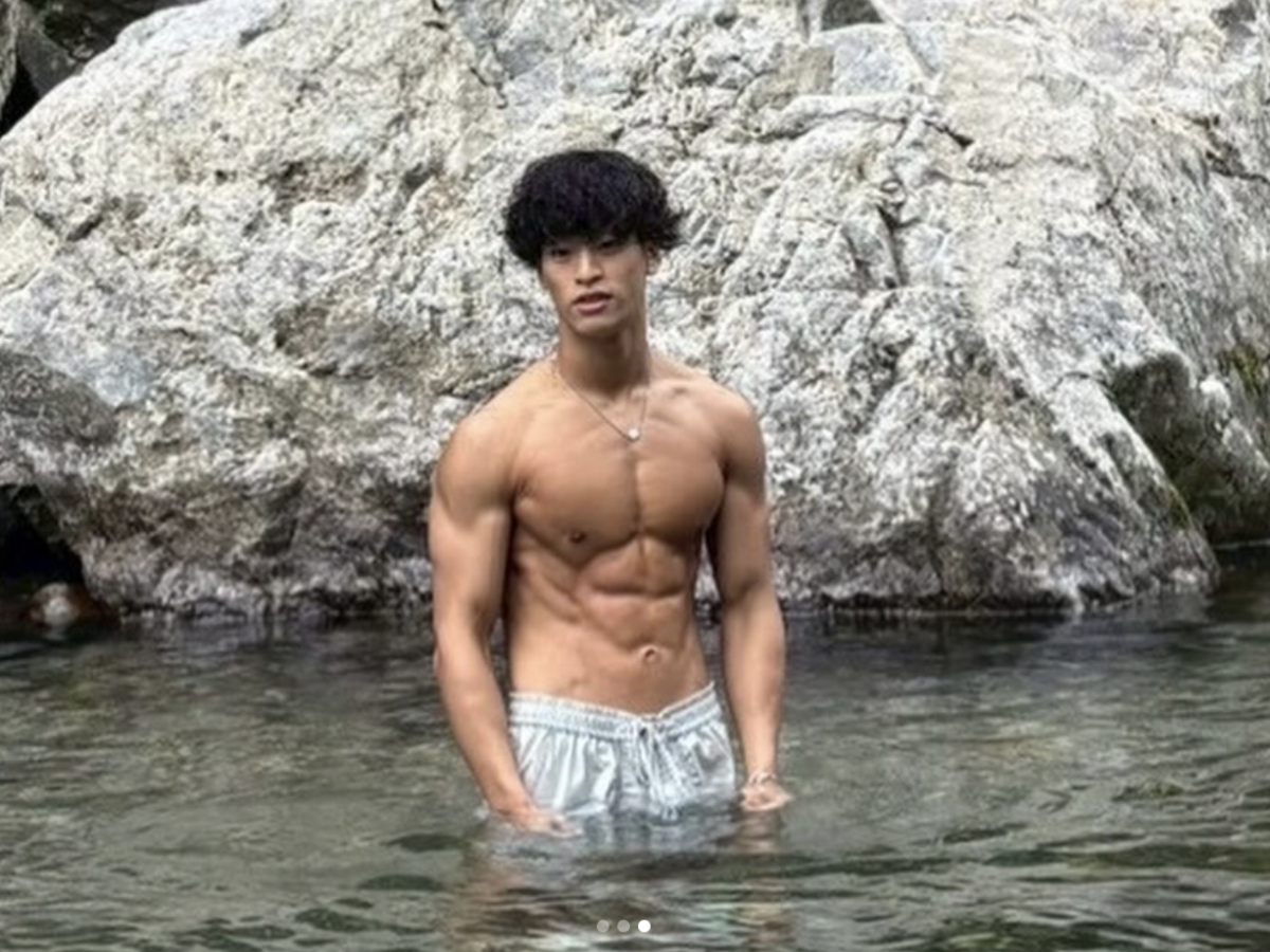 上半身裸で肉体美を披露する元山さんの様子