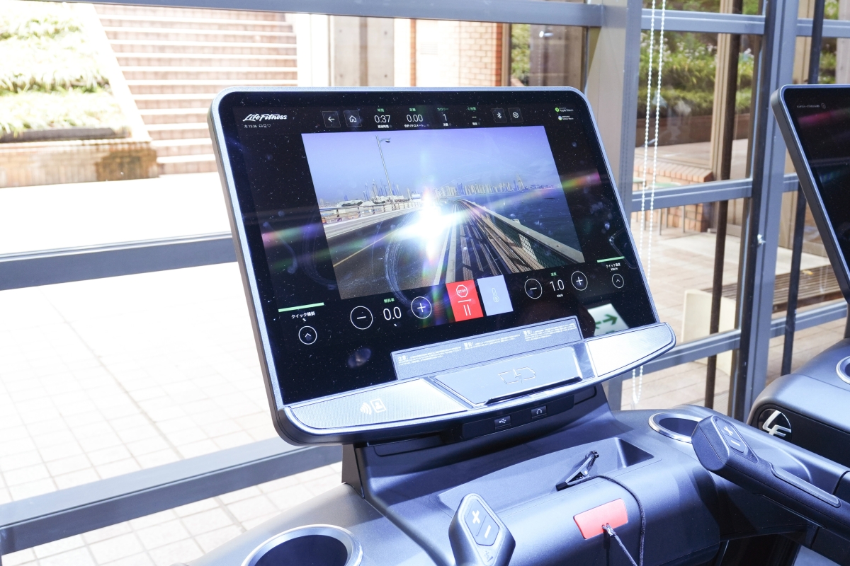 24インチの大きなモニター画面にバーチャル映像が映っている様子