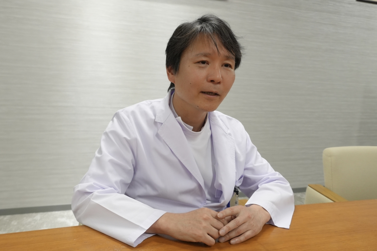 熱心にインタビューを受ける柳先生の様子