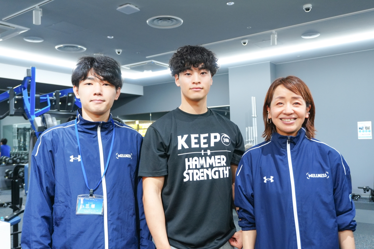 左から三塚さん、元山さん、続木さんが並んで立っている写真