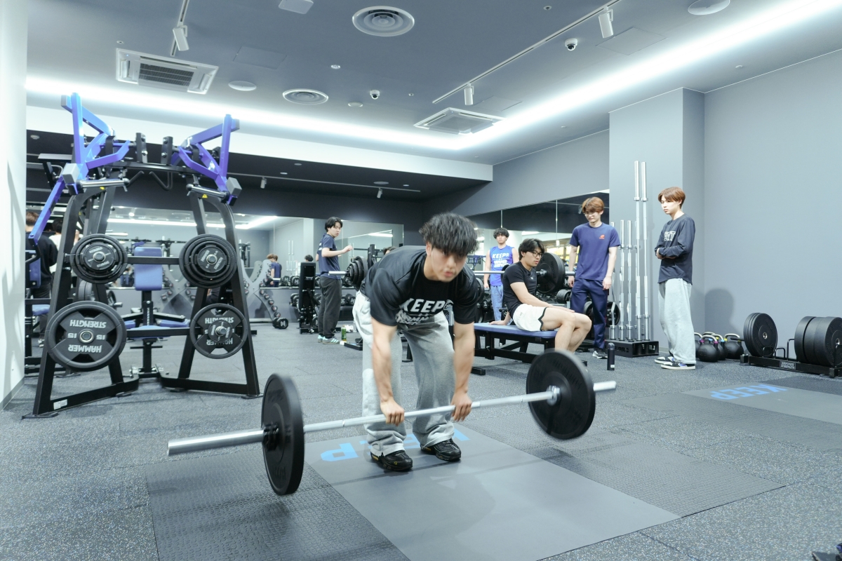 実際にバーベルを落としてみる元山さんの様子