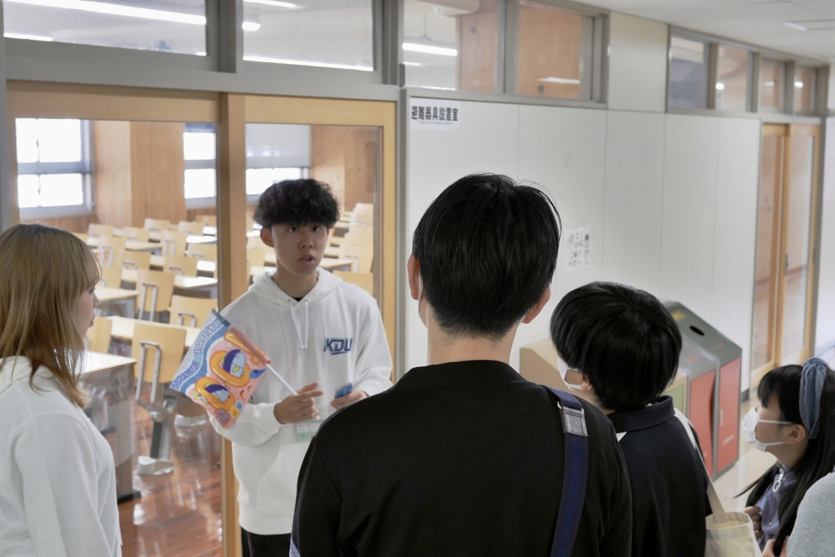 西方一樹さんが来場者たちにフロアの説明をする様子