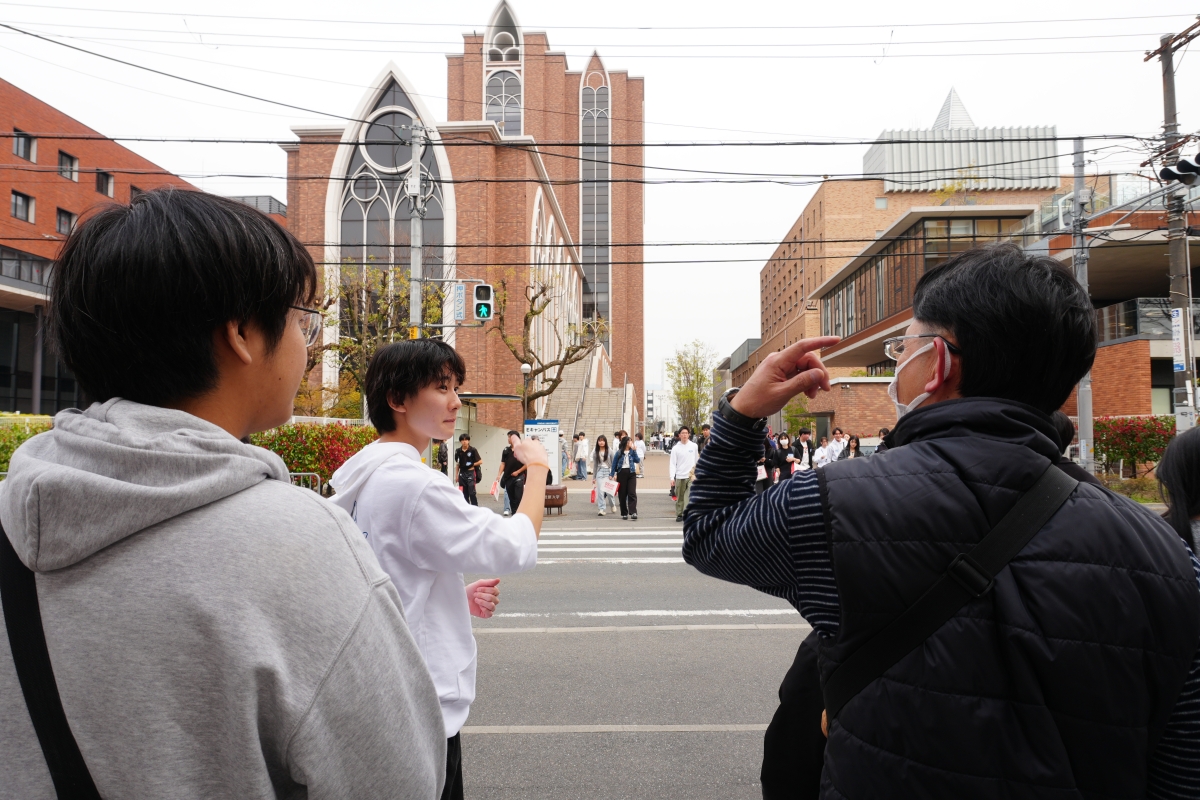 桝田純平さんが来場者を案内する様子