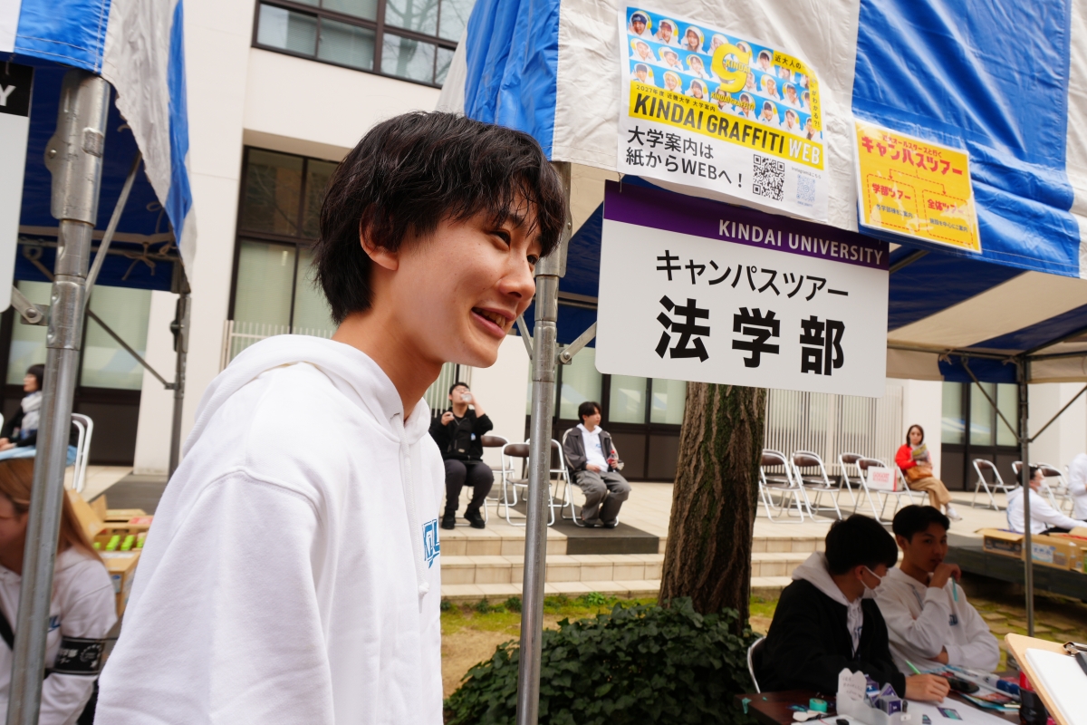 案内を終え、受付まで戻ってきた桝田純平さんの横顔