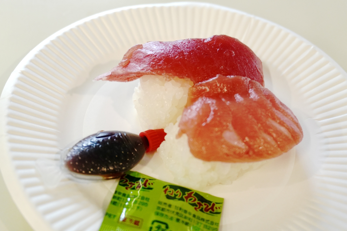 一番人気！おいしそうな近大マグロ＆マダイ握り寿司の写真です。別添えで醤油とわさびも。