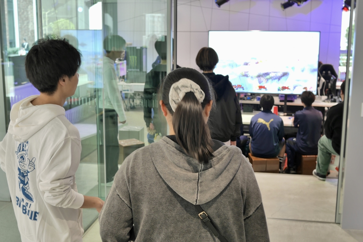横山達也さんが来場者にesports Arenaを紹介する様子
