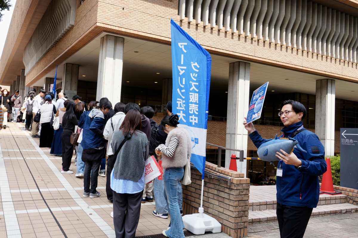 近大オリジナルグッズ販売列の様子