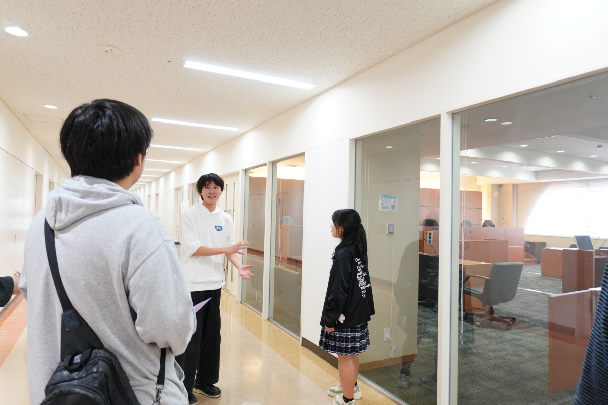 桝田純平さんが来場者に法廷教室を紹介する様子