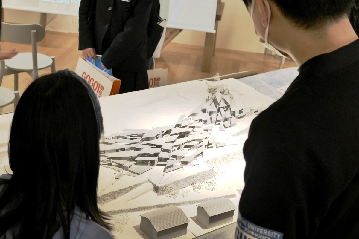 展示作品を見つめる来場者の様子