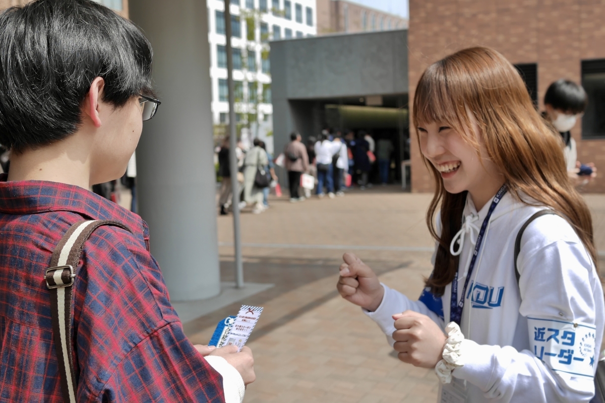 笑顔で来場者に接する西陽捺さんの様子