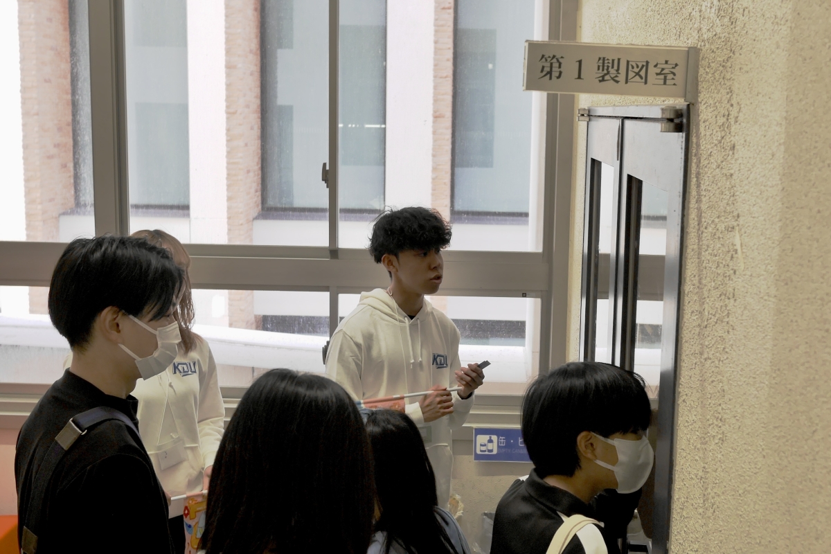 西方一樹さんが来場者たちに製図室を紹介する様子