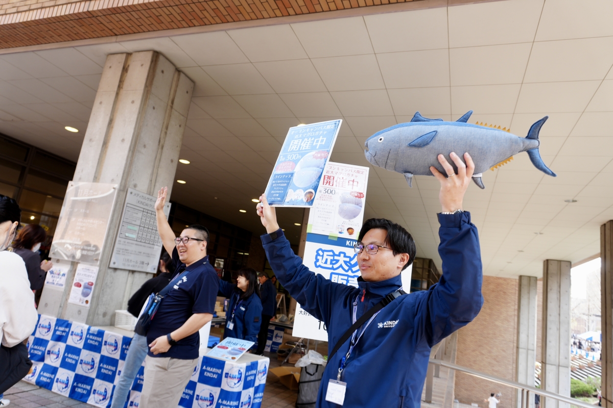 近大マグロクッションを販売する職員の様子