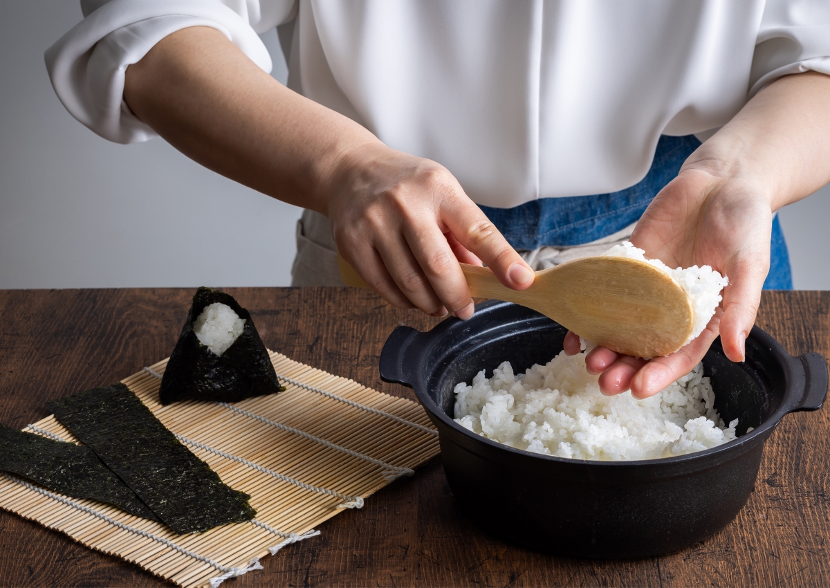 素手でおにぎりを握るイメージ