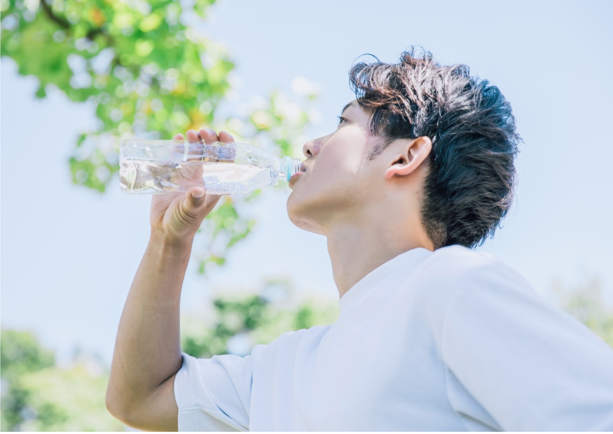 水を飲む男性のイメージ