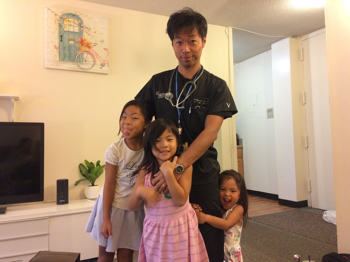 お子さんと一緒に写る篠崎先生の写真