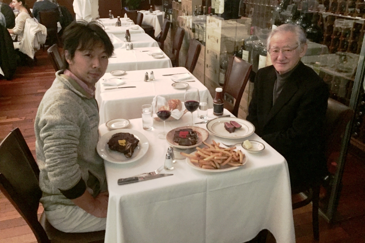 恩師の救急医・平澤博之さんと篠崎先生が向かい合って座り食事をしている写真